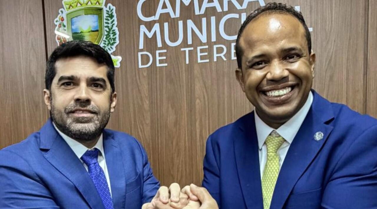Vereadores em frente ao painel da Câmara Municipal de Teresina. Foto: Câmara Municipal de Teresina/Divulgação