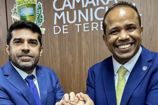 Vereadores em frente ao painel da Câmara Municipal de Teresina. Foto: Câmara Municipal de Teresina/Divulgação
