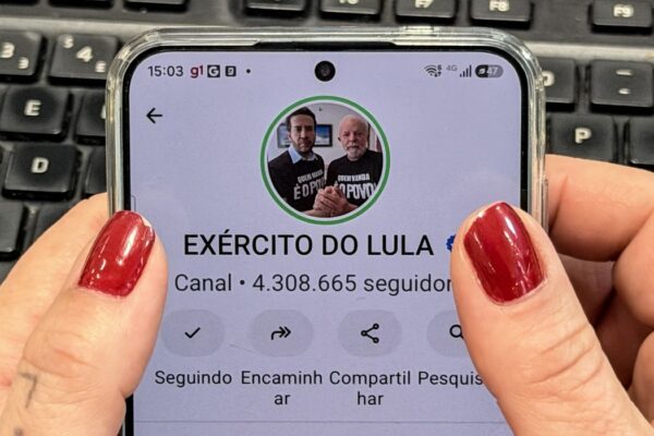 Canal de WhatsApp de campanha exibido em celular, em 13/10/2026. Foto: Rafa Neddermeyer/Agência Brasil