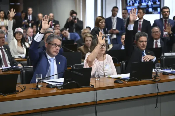 Senadores reunidos na Comissão de Constituição, Justiça e Cidadania do Senado. Foto: Ton Molina/Agência Senado