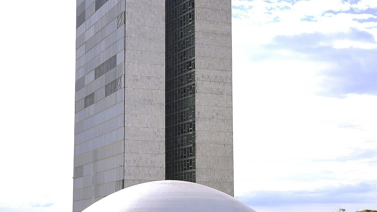Fachada do Congresso Nacional, em Brasília, com as torres do Anexo I