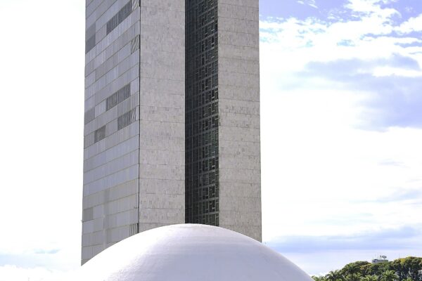 Fachada do Congresso Nacional, em Brasília, com as torres do Anexo I