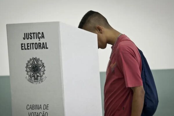 Eleitor na cabine de votação da Justiça Eleitoral (Foto: Arquivo/Agência Brasil)