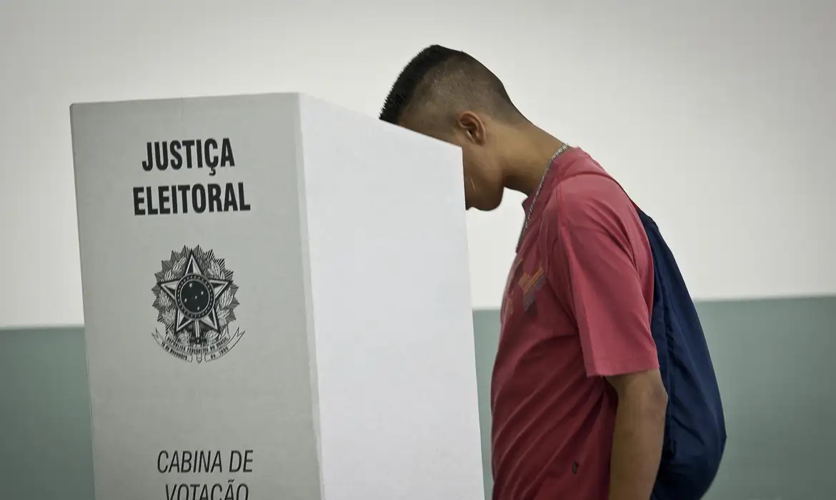 Eleitor na cabine de votação da Justiça Eleitoral (Foto: Arquivo/Agência Brasil)