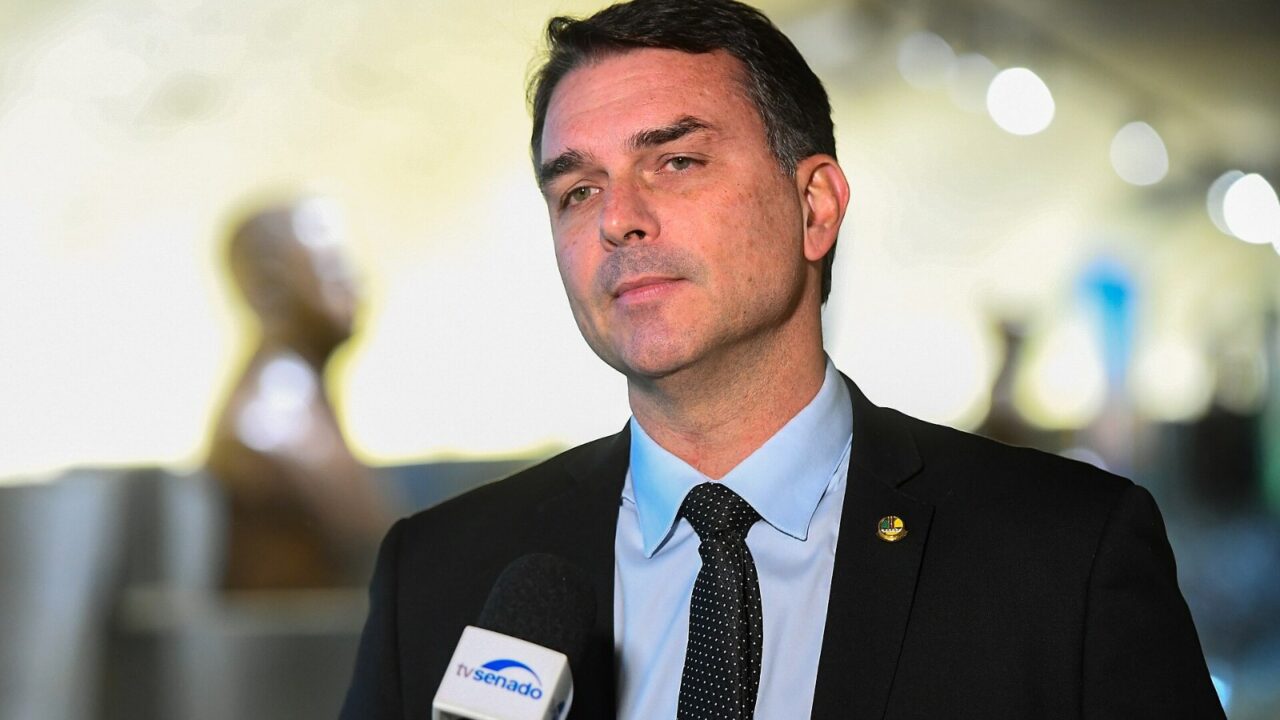 Flávio Bolsonaro dá entrevista no Senado