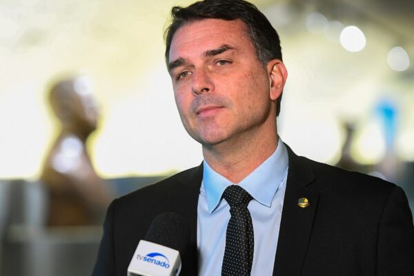 Flávio Bolsonaro dá entrevista no Senado