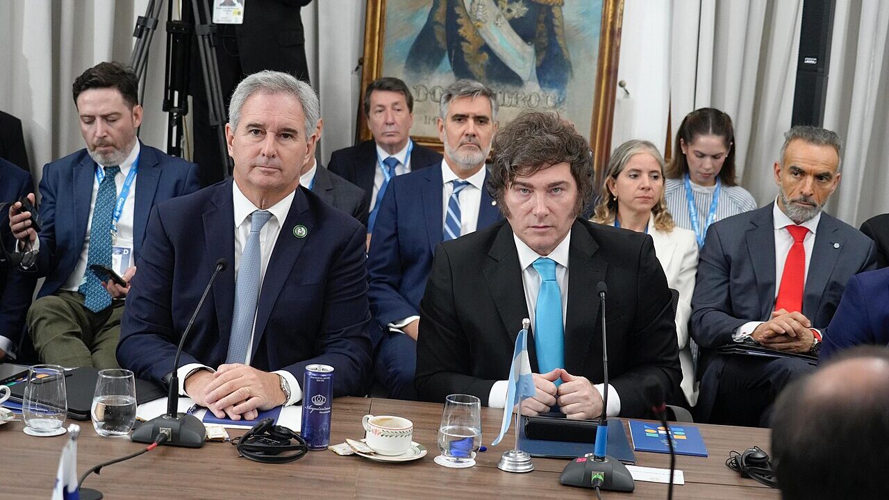 O presidente da Argentina, Javier Milei, sentado à mesa durante reunião da cúpula de chefes de Estado do Mercosul, em Foz do Iguaçu
