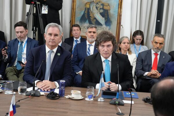 O presidente da Argentina, Javier Milei, sentado à mesa durante reunião da cúpula de chefes de Estado do Mercosul, em Foz do Iguaçu