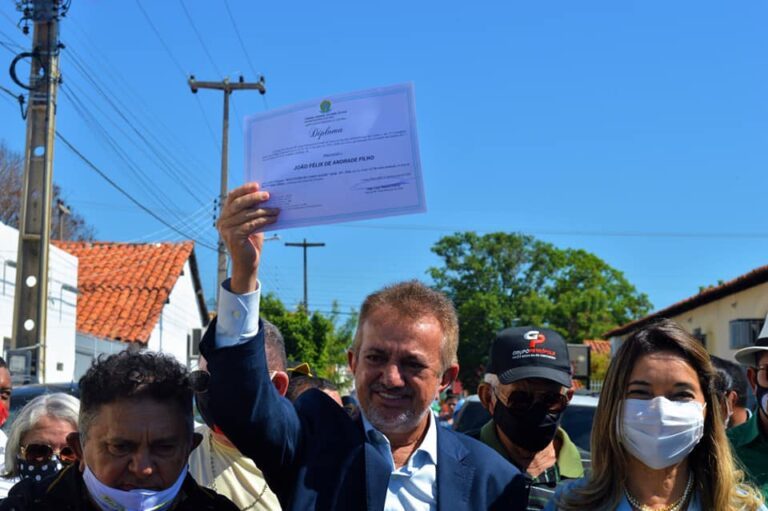 O prefeito de Campo Maior, João Félix de Andrade Filho, exibe o diploma de prefeito