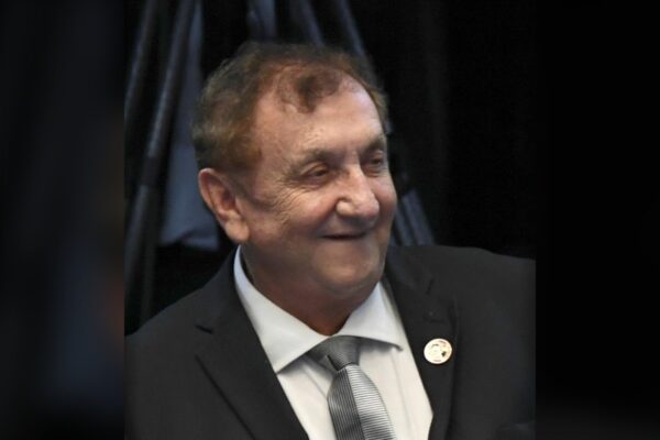 Retrato do ex-prefeito de Parnaíba Francisco de Assis de Moraes Souza, o Mão Santa