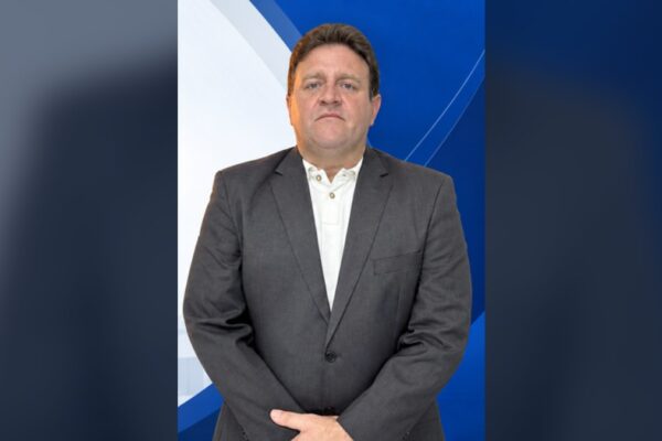 Vereador Márcio Moreira, de terno cinza e camisa branca, em retrato oficial