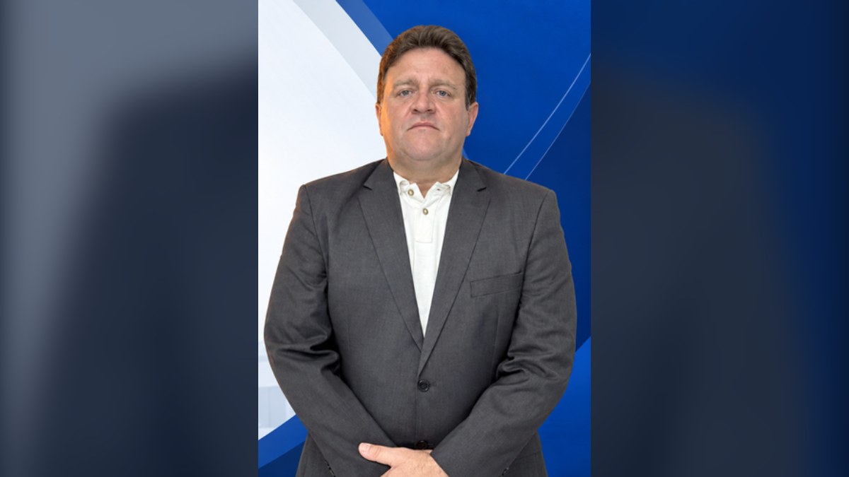 Vereador Márcio Moreira, de terno cinza e camisa branca, em retrato oficial