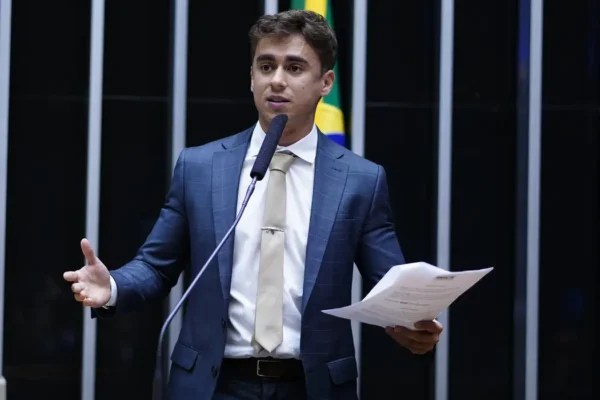 O deputado federal Nikolas Ferreira (PL-MG) discursa na tribuna da Câmara dos Deputados. Foto: Pablo Valadares/Câmara dos Deputados