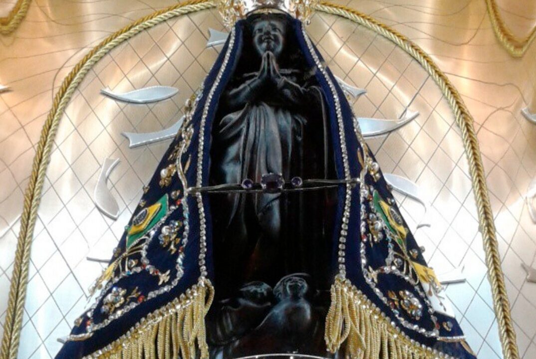 Imagem original de Nossa Senhora Aparecida, com coroa e manto azul, no nicho da Basílica do Santuário Nacional