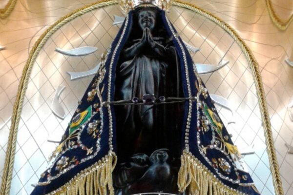 Imagem original de Nossa Senhora Aparecida, com coroa e manto azul, no nicho da Basílica do Santuário Nacional