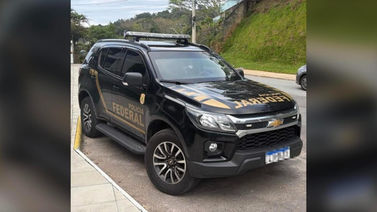 Viatura preta da Polícia Federal estacionada em uma rua, em imagem divulgada sobre a Operação Res Publica. Foto: Polícia Federal/Divulgação