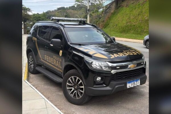 Viatura preta da Polícia Federal estacionada em uma rua, em imagem divulgada sobre a Operação Res Publica. Foto: Polícia Federal/Divulgação