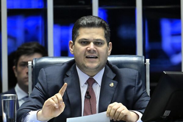 O presidente do Senado, Davi Alcolumbre, à mesa do Plenário durante sessão deliberativa. Foto: Andressa Anholete/Agência Senado