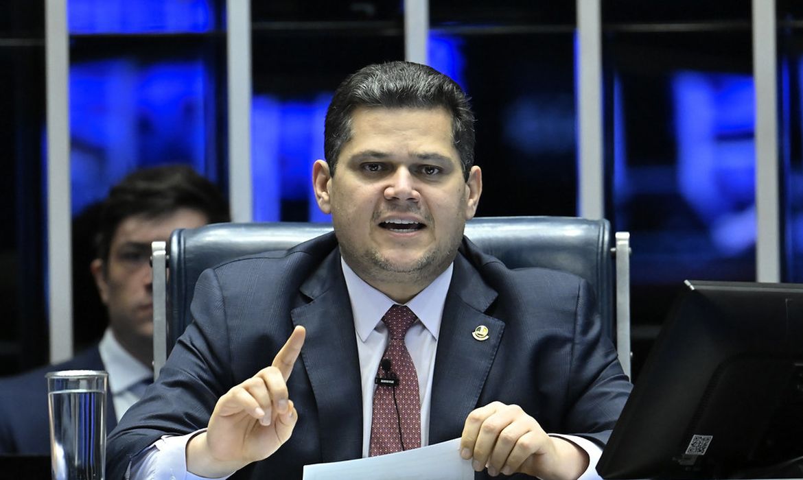 O presidente do Senado, Davi Alcolumbre, à mesa do Plenário durante sessão deliberativa. Foto: Andressa Anholete/Agência Senado