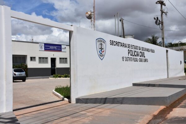 Fachada de delegacia da Polícia Civil do Maranhão, com o brasão da corporação no muro