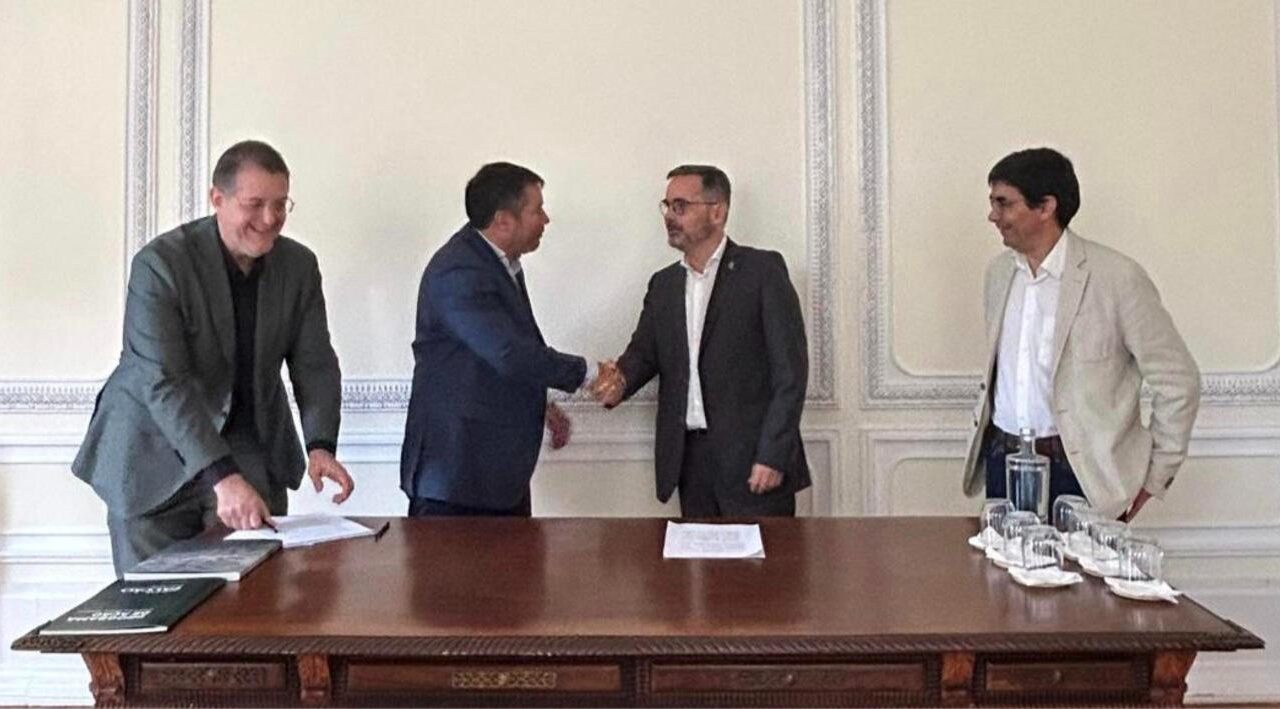 Representantes da Porto Piauí e da Universidade de Coimbra na assinatura do protocolo de cooperação (Ascom Porto Piauí/Governo do Piauí)