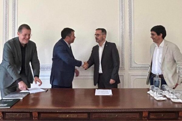 Representantes da Porto Piauí e da Universidade de Coimbra na assinatura do protocolo de cooperação (Ascom Porto Piauí/Governo do Piauí)