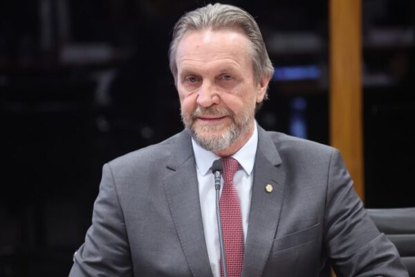 Líder do PT defende votação de aumento do faturamento do MEI nesta semana
