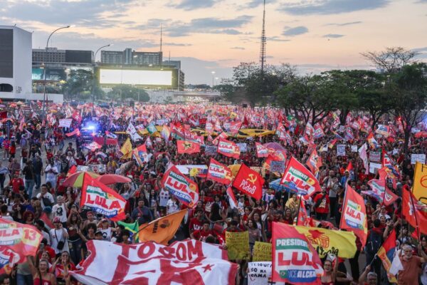 Milhares de estudantes tomam a Esplanada em apoio a Lula