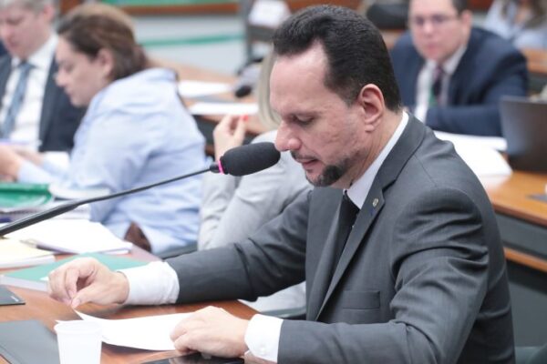 Comissão aprova incentivo fiscal para empresas que contratarem pessoas desempregadas há mais de 12 meses