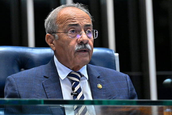 Chico Rodrigues anuncia voto favorável ao fim da escala 6x1
