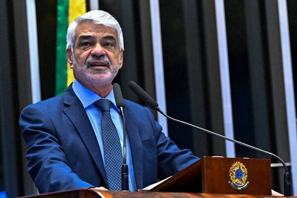 Humberto Costa presta solidariedade a Dom Limacêdo e defende democracia