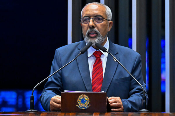 Paulo Paim recapitula luta por direitos trabalhistas e prevê dia histórico