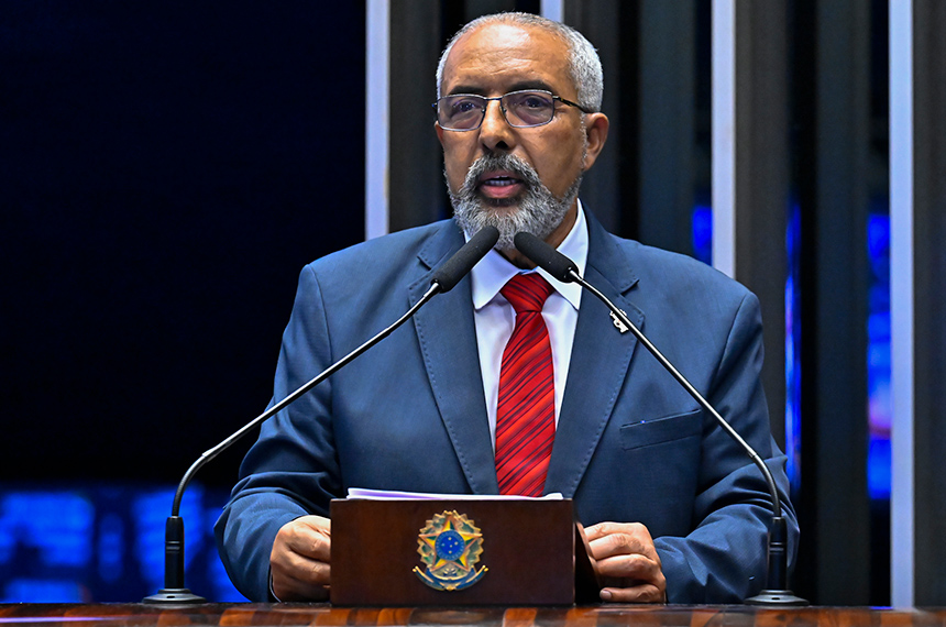 Paulo Paim recapitula luta por direitos trabalhistas e prevê dia histórico