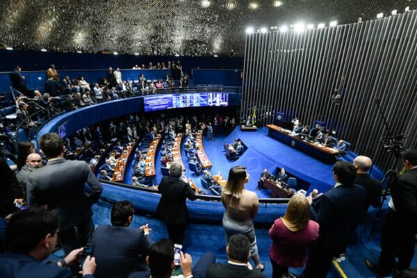 Senado vota PEC pelo fim da escala 6x1