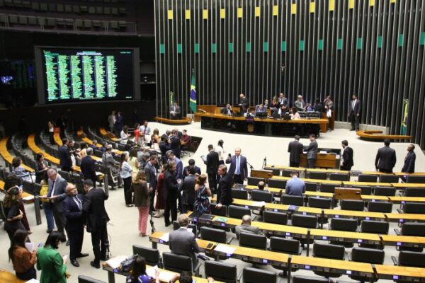 Câmara pode votar proposta que obriga SUS a aceitar exames da rede privada