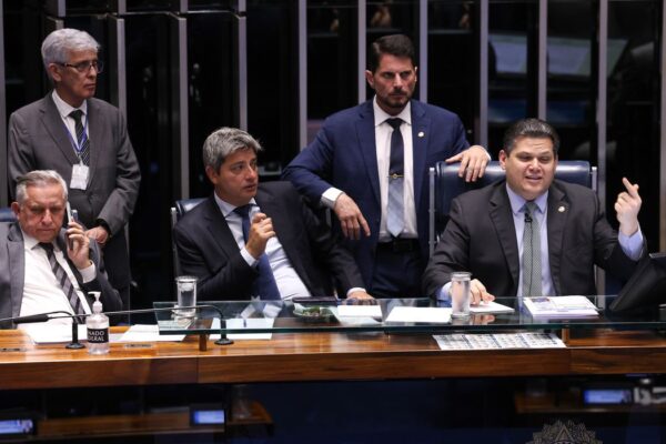 Alcolumbre retira PEC da Segurança Pública da pauta do Senado