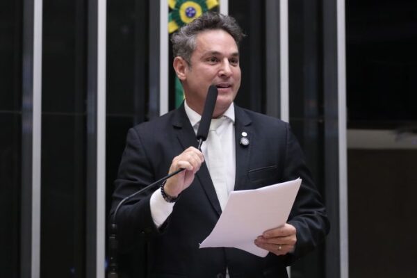 23 deputados federais são eleitos para outros cargos: 1 governador, 17 senadores e 5 estaduais