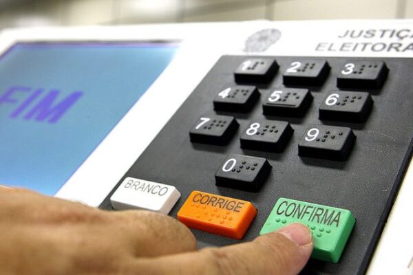 Mais de 10 milhões de eleitores optam por branco e nulo para deputado federal
