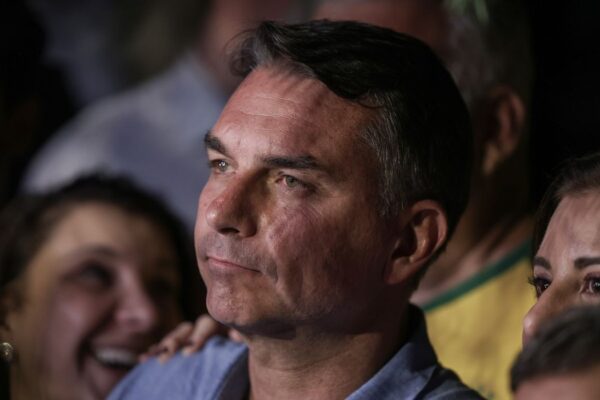 Mendonça multa Flávio por impulsionar post negativo contra Lula