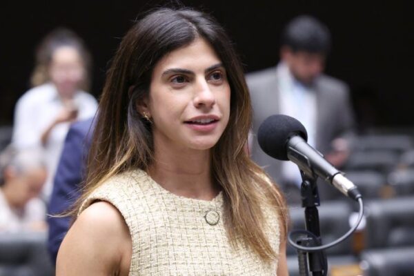 Projeto prevê intimação de devedor de alimentos por aplicativos de mensagens em caso de ocultação