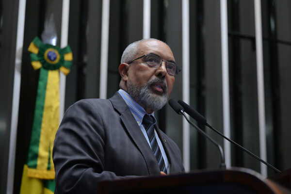 Fim da 6x1 também beneficia quem está na informalidade, argumenta Paim