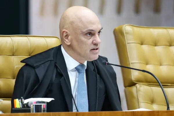 Moraes determina emissão de mandado de prisão contra Eduardo Bolsonaro