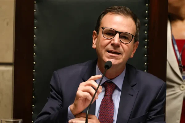 Paes recorre ao STF para barrar anulação dos votos de Garotinho