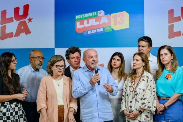 Lula celebra avanço do fim da 6x1 e defende investimento público