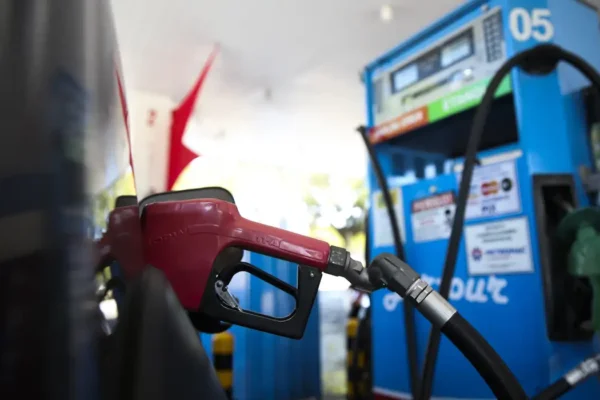 Tributos da gasolina são zerados e subsídios a combustíveis, ampliados