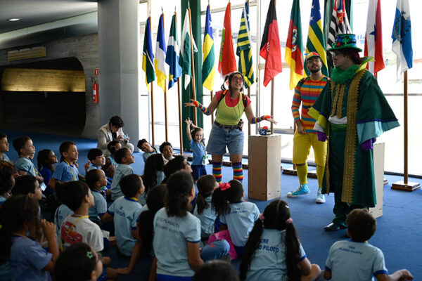 No mês da criança, Congresso tem visita guiada com teatro para público infantil