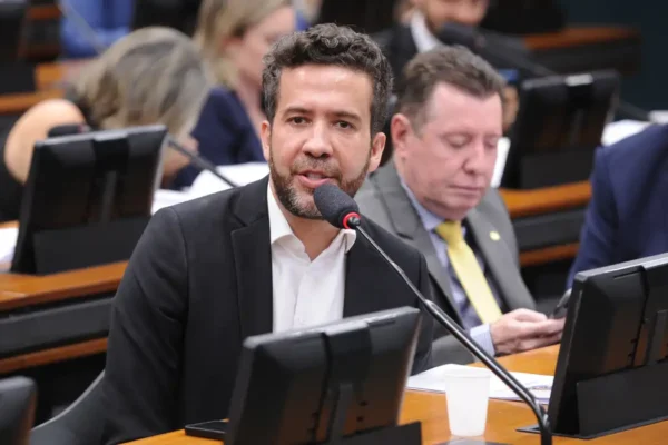 Janones denuncia censura em decisão do TSE contra "Exército do Lula"