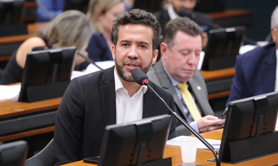 Janones denuncia censura em decisão do TSE contra "Exército do Lula"