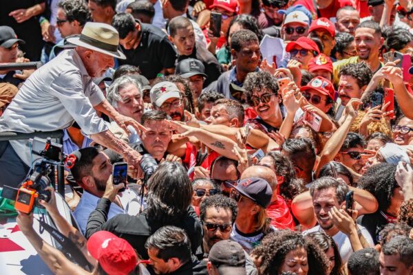 Lula afirma que PT entrará na Justiça contra suspensão de canal