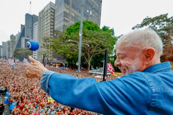 Ato pela reeleição de Lula leva milhares à Avenida Paulista